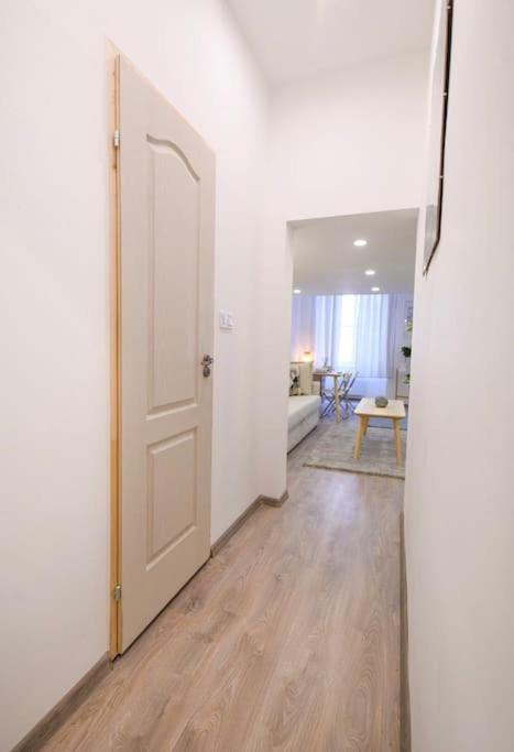 2 Bedroom Flat In Nyar Str., Boutique Будапешт Екстер'єр фото